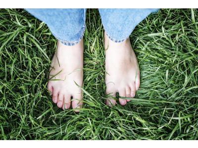 Barfuß im Rasen laufen ist gut für die Gesundheit