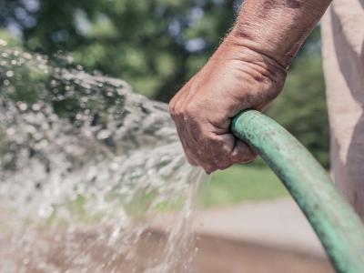 Wasser auf dem Rasen