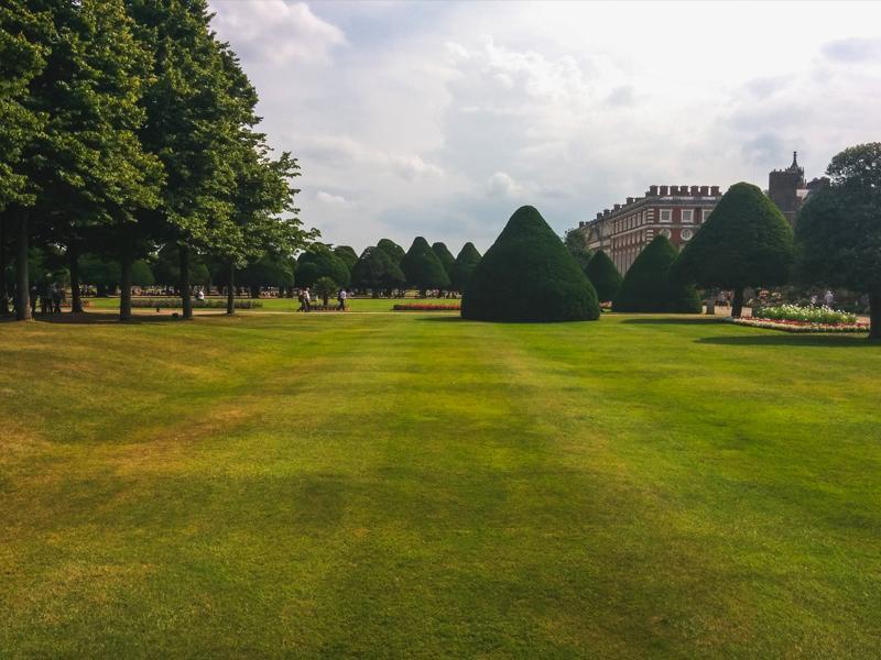 Kahle Stellen im Rasen reparieren Kahle Stellen im Rasen reparieren