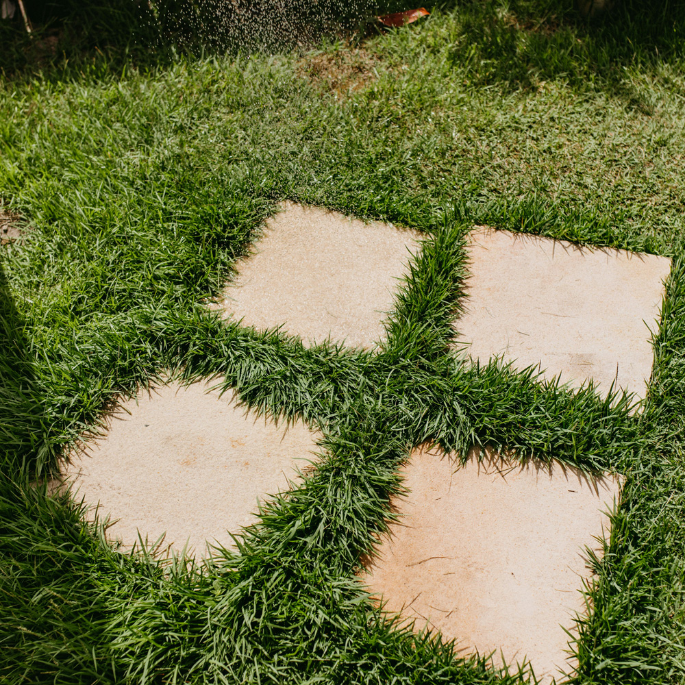 Pflegeleichter Garten Fliesen in einem Garten mit Rasen